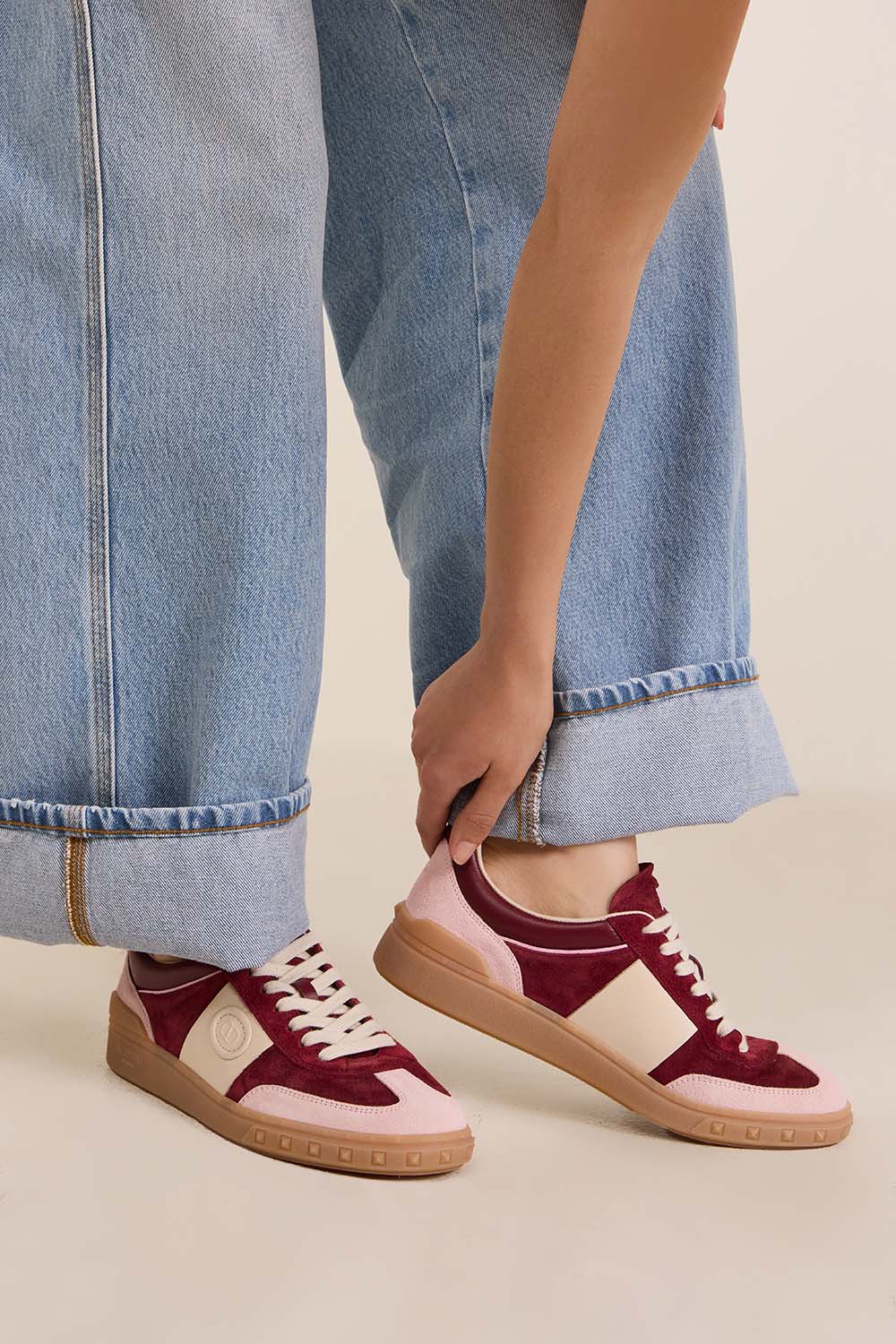 תמונת כל הלוק של נעלי סניקרס